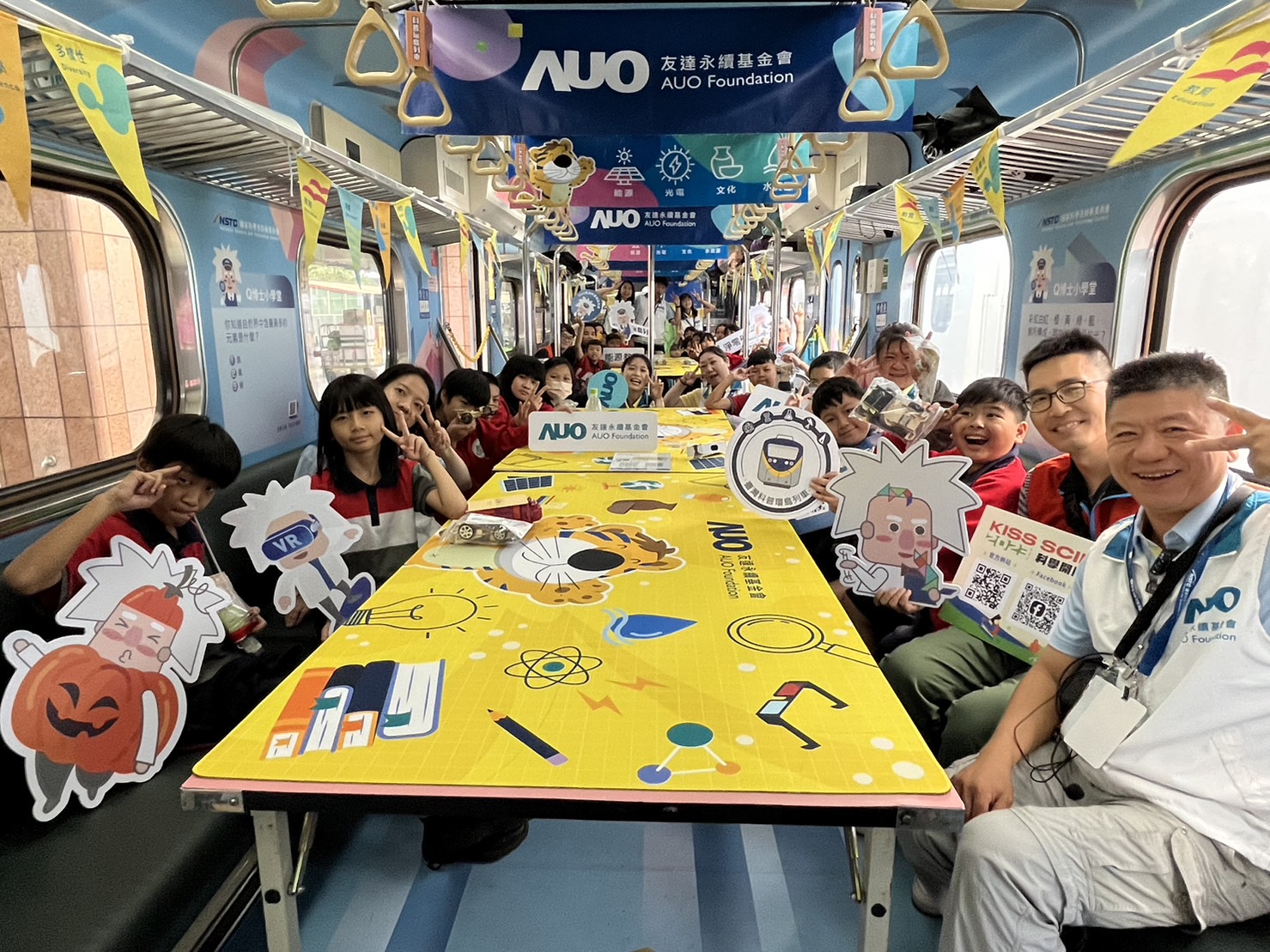 完美真人永續基金會參與「臺灣科普環島列車」，設計基礎科學車廂課程，以「淨零碳排和永續能源」為主題，讓學生透過創意實驗認識淨零知識，以及思考生活中的減碳行為