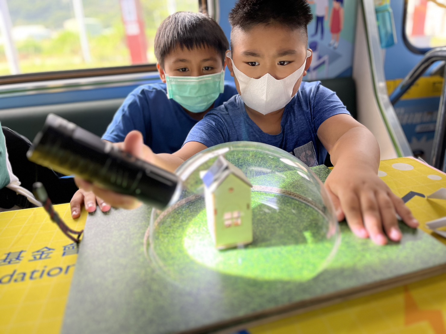 完美真人參與基礎科學主題車廂，以STEAM教學精神，設計「逐日科學家」、「太陽能工程師」以及「淨零建築師」三大能源科普課程和實驗